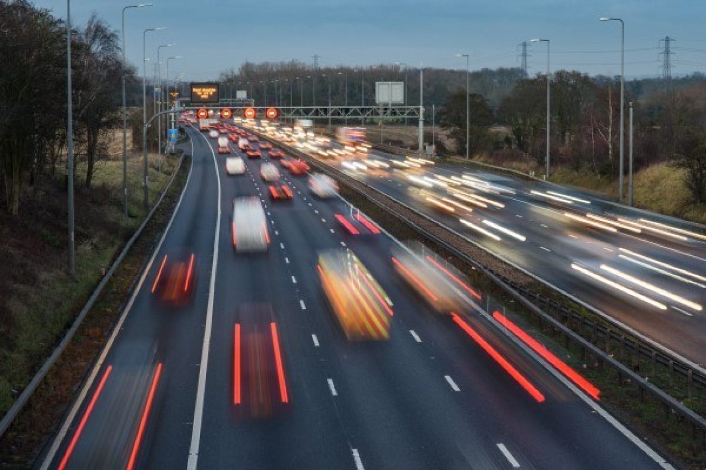 Shutterstock 1070128421 vehicles drivng on motorway with blurred lights 600x400